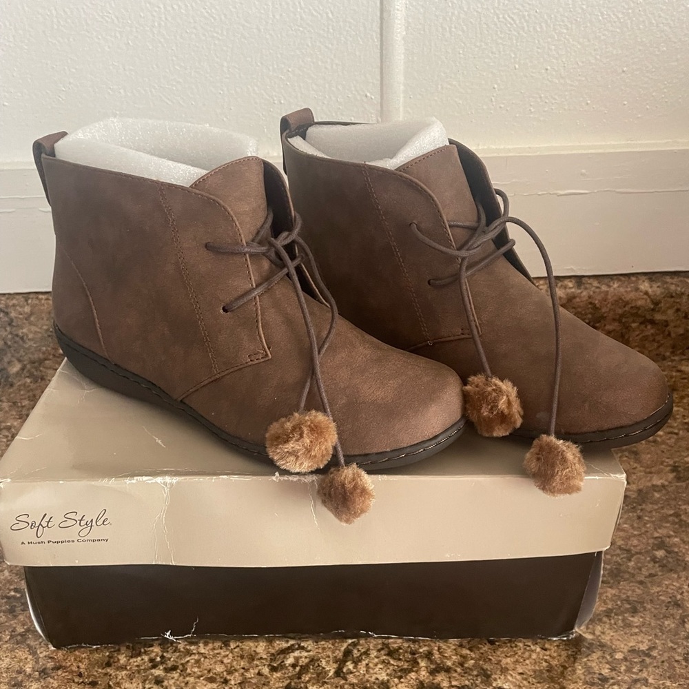 NWT Soft Style Brow Boots 7.5W